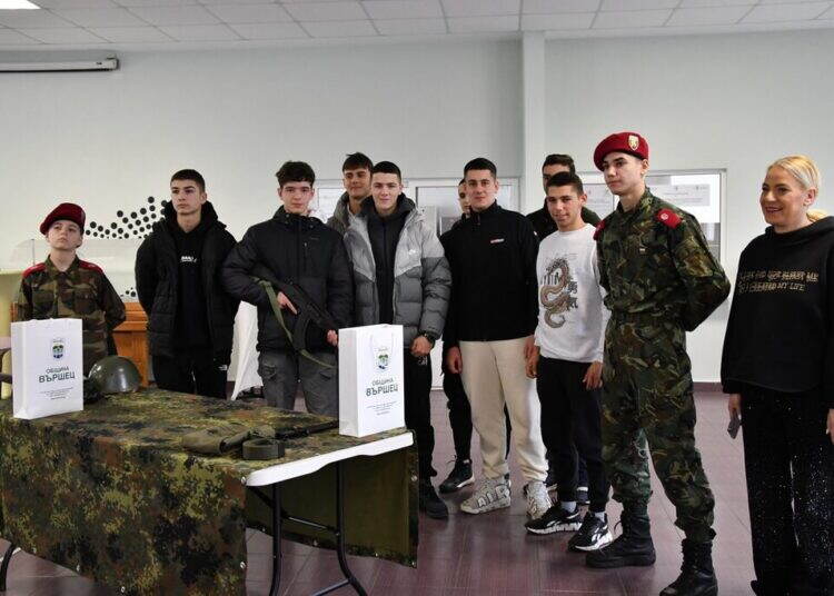 Активисти от клуб „Приятели на Българската армия“ проведоха среща с ученици във Вършец /снимки/