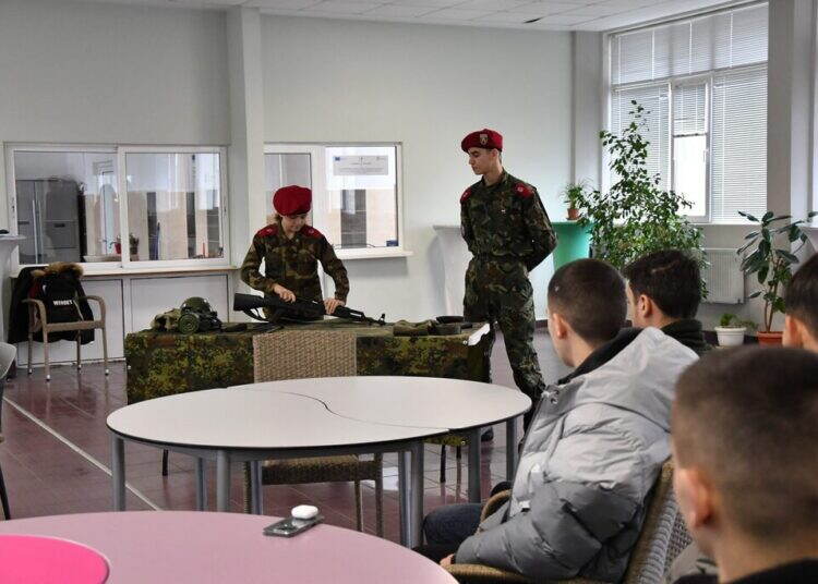 Активисти от клуб „Приятели на Българската армия“ проведоха среща с ученици във Вършец /снимки/