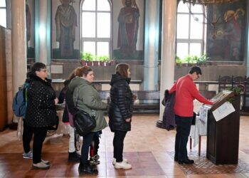 Монтана посрещна иконата с мощите на св. Ефрем Нови