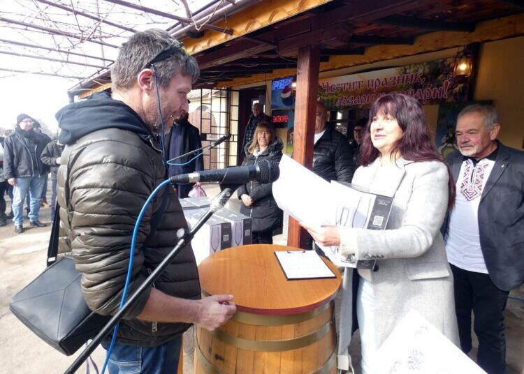 Лом отпразнува Трифон Зарезан с конкурс за най-добро вино и народно веселие /снимки/