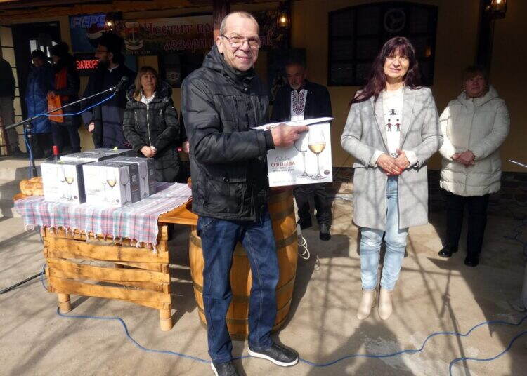 Лом отпразнува Трифон Зарезан с конкурс за най-добро вино и народно веселие /снимки/