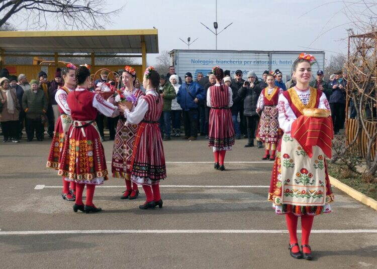 Лом отпразнува Трифон Зарезан с конкурс за най-добро вино и народно веселие /снимки/