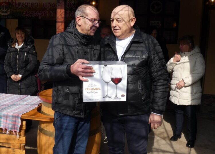 Лом отпразнува Трифон Зарезан с конкурс за най-добро вино и народно веселие /снимки/