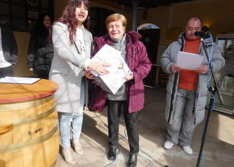 Лом отпразнува Трифон Зарезан с конкурс за най-добро вино и народно веселие /снимки/