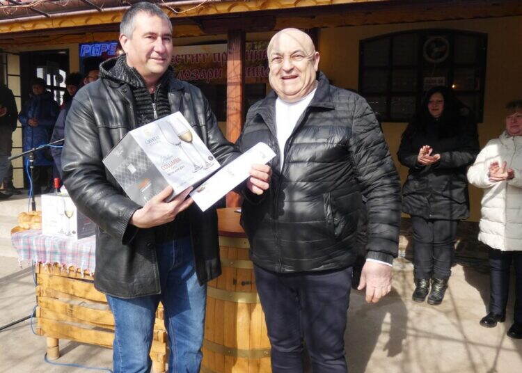 Лом отпразнува Трифон Зарезан с конкурс за най-добро вино и народно веселие /снимки/
