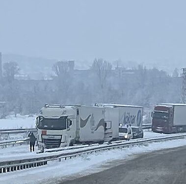 Три тира катастрофираха на околовръстния път на Монтана, пътят е бил заледен - Montana Live TV