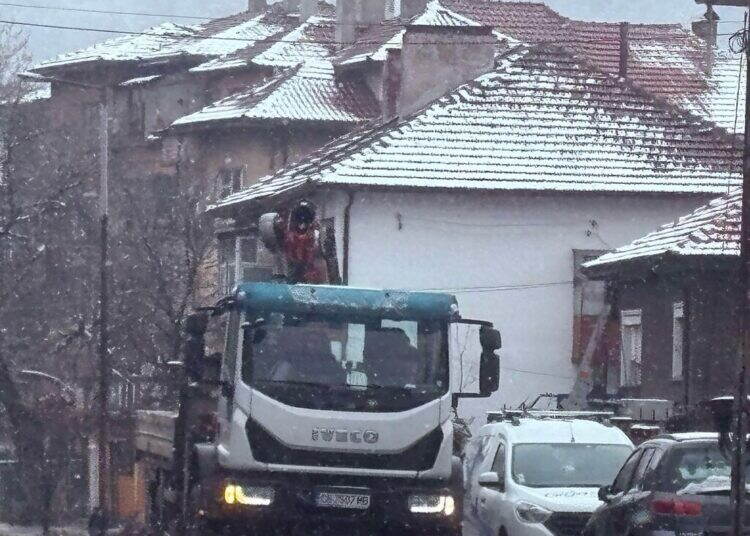 Подменят стълбове по улица „Панайот Хитов“ в Монтана