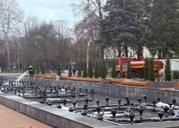 Фонтаните в центъра на Монтана бяха измити с вода от водоноска
