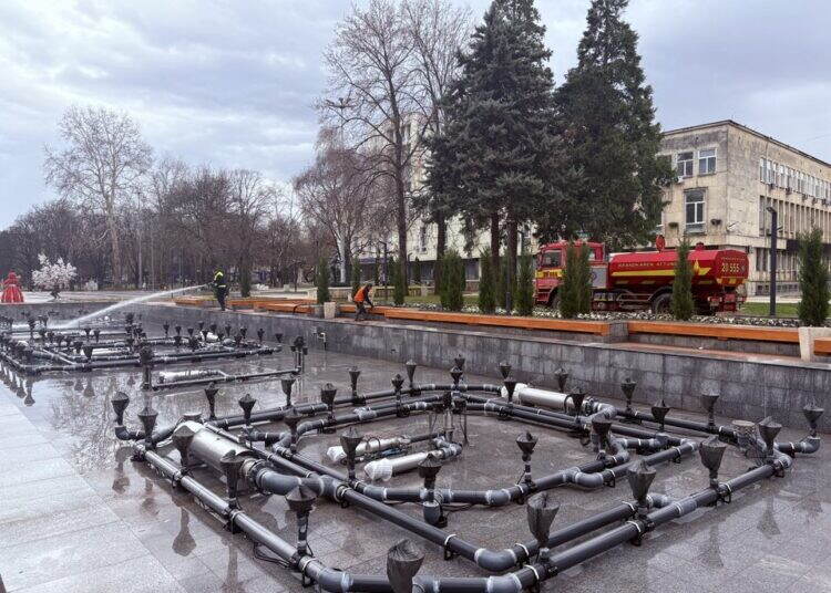 Фонтаните в центъра на Монтана бяха измити с вода от водоноска