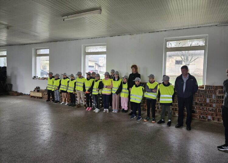 Ученици от Берковица посетиха школата за служебни кучета на МВР /снимки/