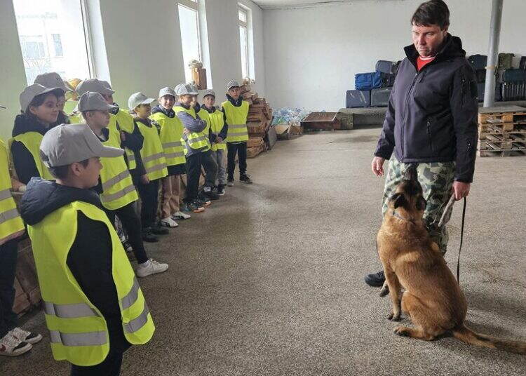 Ученици от Берковица посетиха школата за служебни кучета на МВР /снимки/