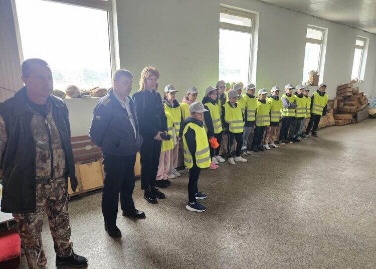 Ученици от Берковица посетиха школата за служебни кучета на МВР /снимки/