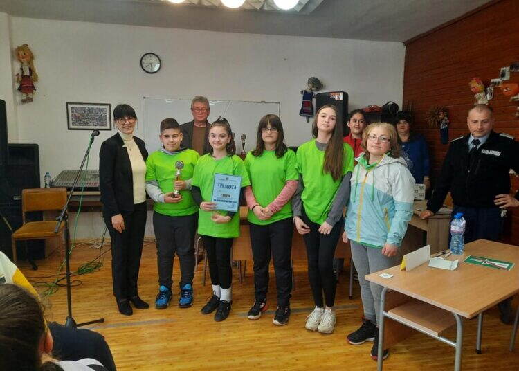 Ученици от Монтана триумфираха в състезание по пътна безопасност /снимки/