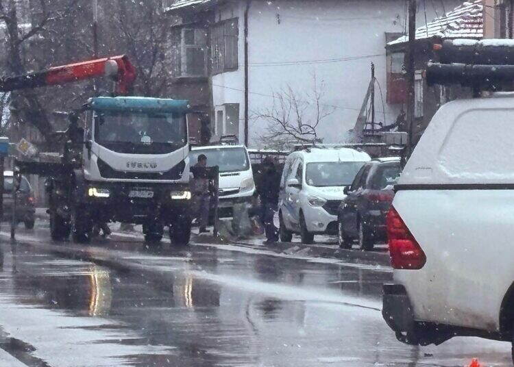 Подменят стълбове по улица „Панайот Хитов“ в Монтана