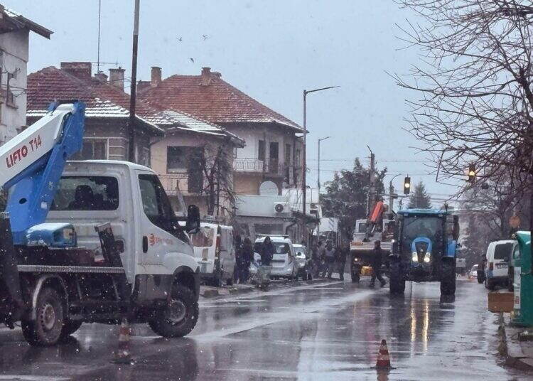 Подменят стълбове по улица „Панайот Хитов“ в Монтана