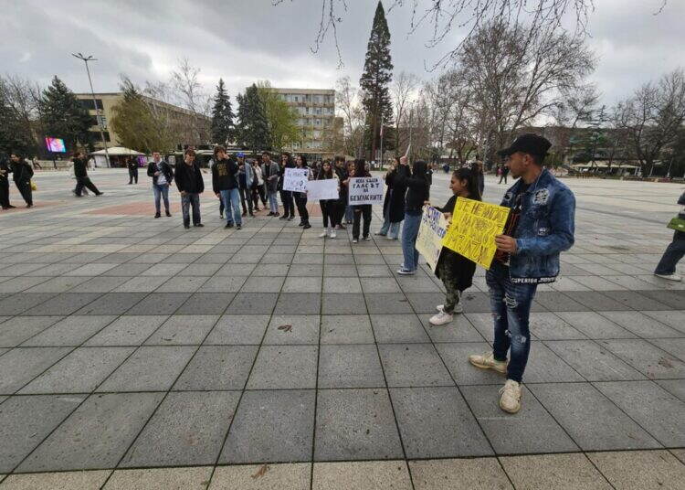 Млади хора в Монтана протестираха срещу насилието над животни /снимки/