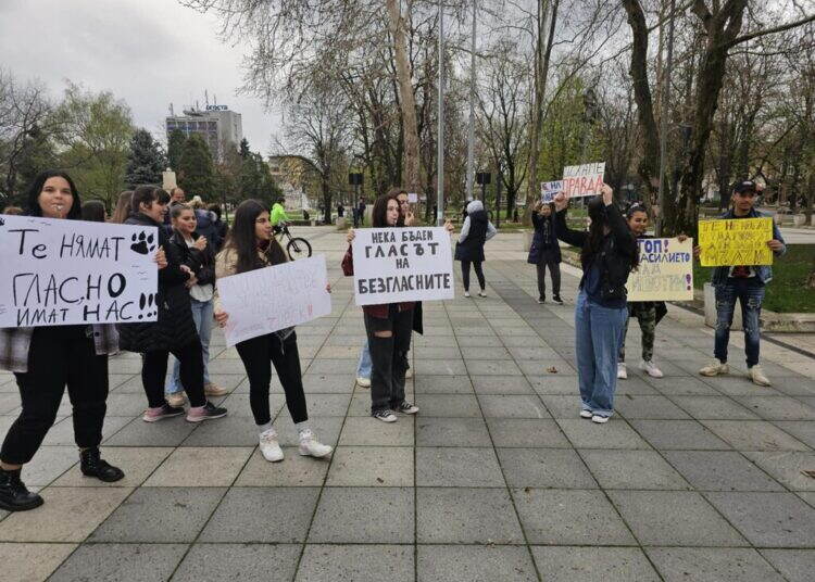 Млади хора в Монтана протестираха срещу насилието над животни /снимки/