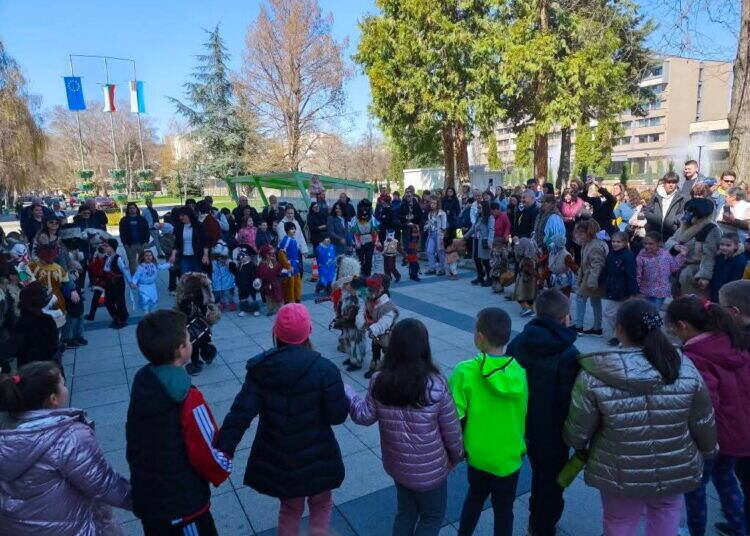 Малки кукери наричаха за здраве пред Община Монтана /снимки/