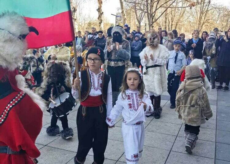 Малки кукери наричаха за здраве пред Община Монтана /снимки/
