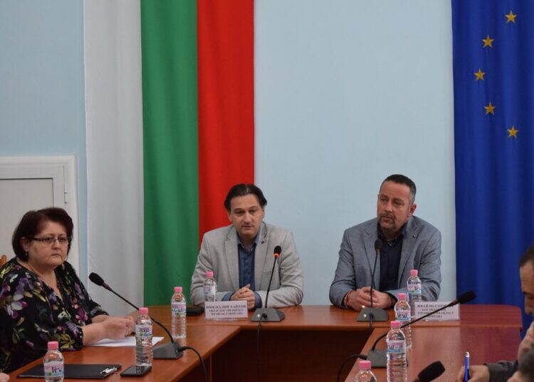 Областният щаб в Монтана заседава спешно заради повишеното ниво на река Дългоделска Огоста /снимки/