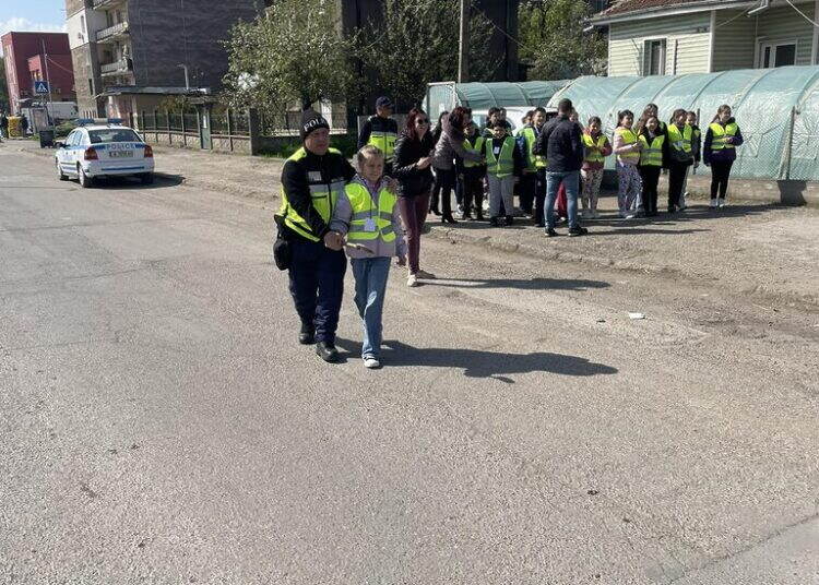 Малки полицаи в действие: Ученици от Лом и Берковица влизат в ролята на помощници на МВР /снимки/
