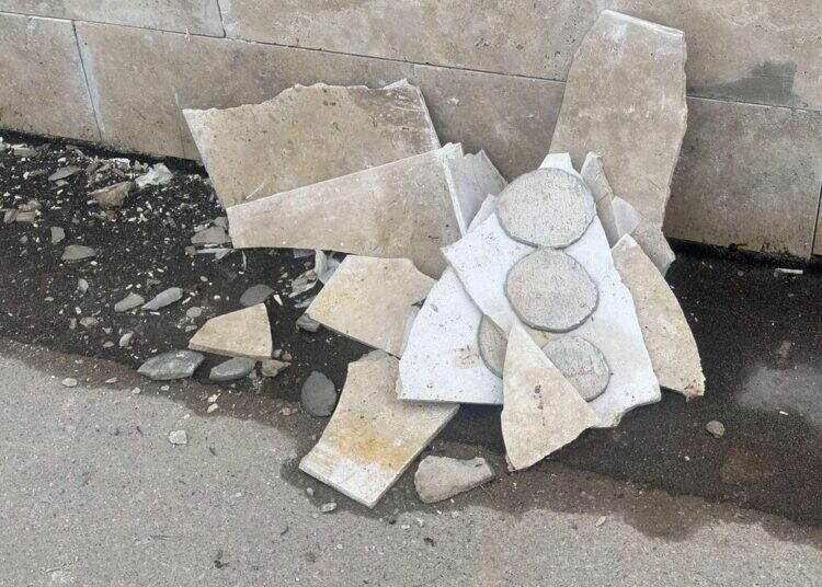 Продължават да демонтират плочките от стената на “сградото”