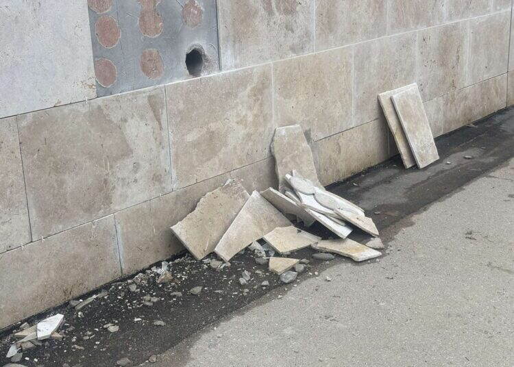 Продължават да демонтират плочките от стената на “сградото”