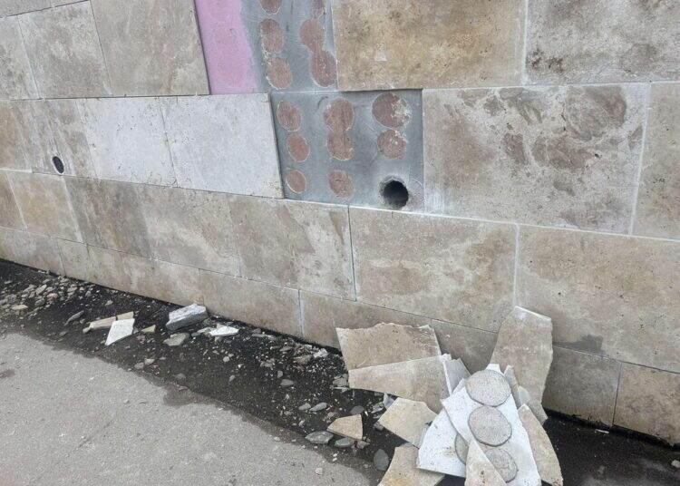 Продължават да демонтират плочките от стената на “сградото”