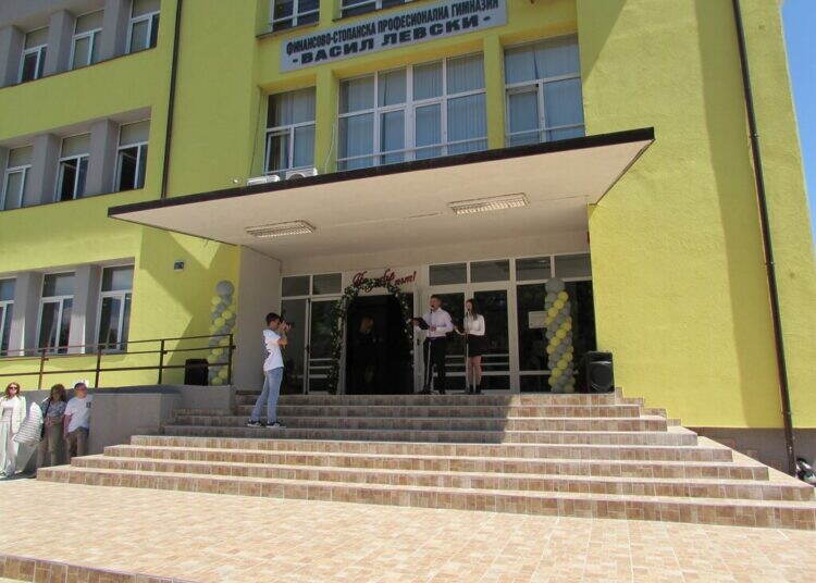 ФСПГ „Васил Левски“ изпрати зрелостниците с тържество, изпълнено с емоции и надежда