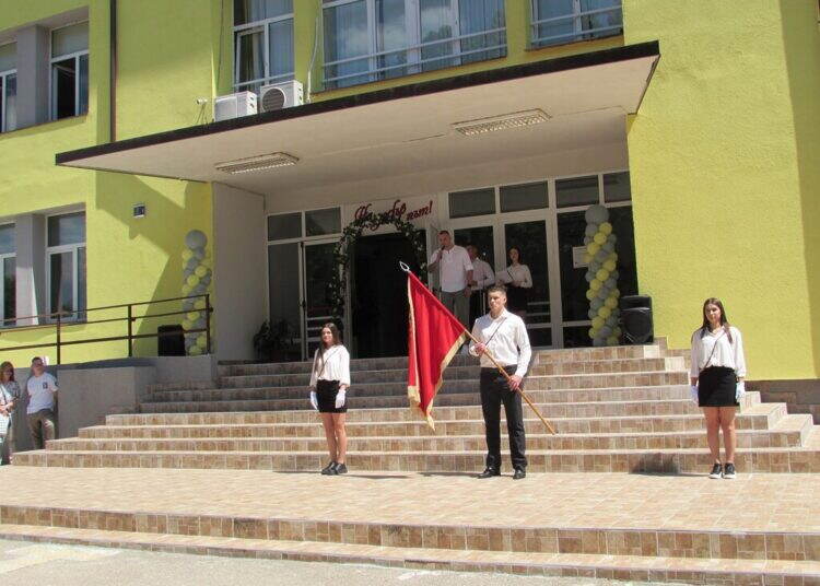 ФСПГ „Васил Левски“ изпрати зрелостниците с тържество, изпълнено с емоции и надежда