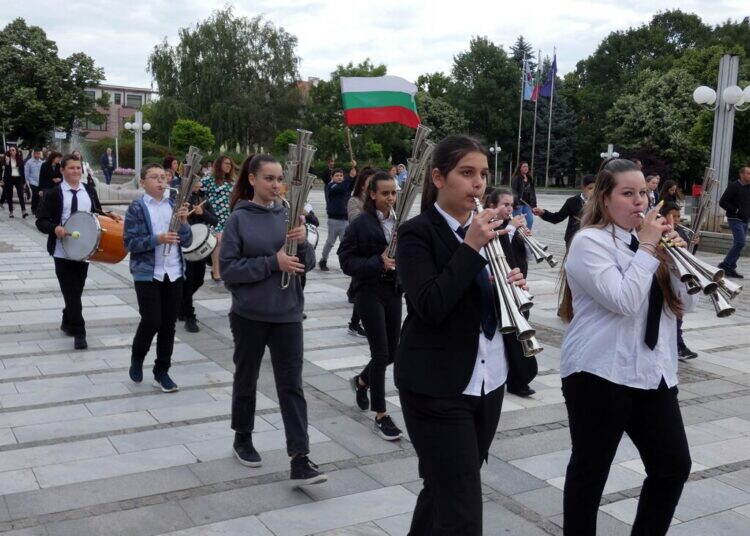 Ломчани празнуваха Деня на българската просвета с гордост и вълнение