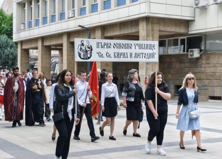 Дъждът не спря ентусиазма на Монтана за празника на българската писменост
