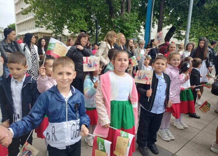 Дъждът не спря ентусиазма на Монтана за празника на българската писменост