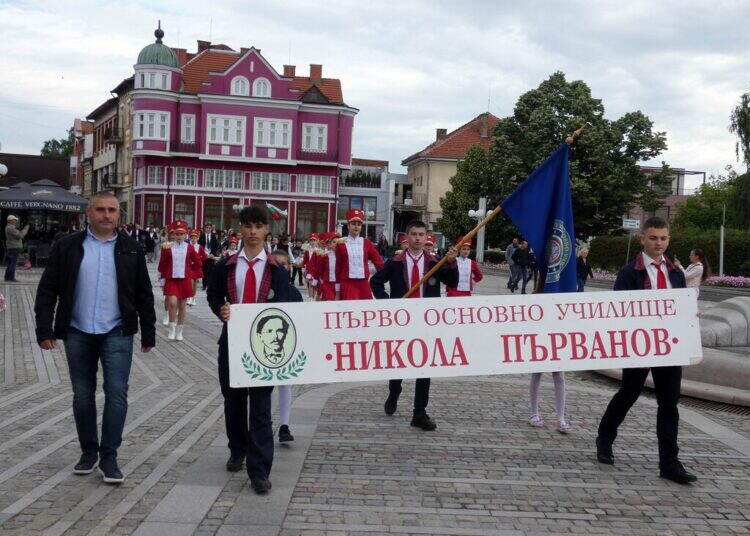 Ломчани празнуваха Деня на българската просвета с гордост и вълнение