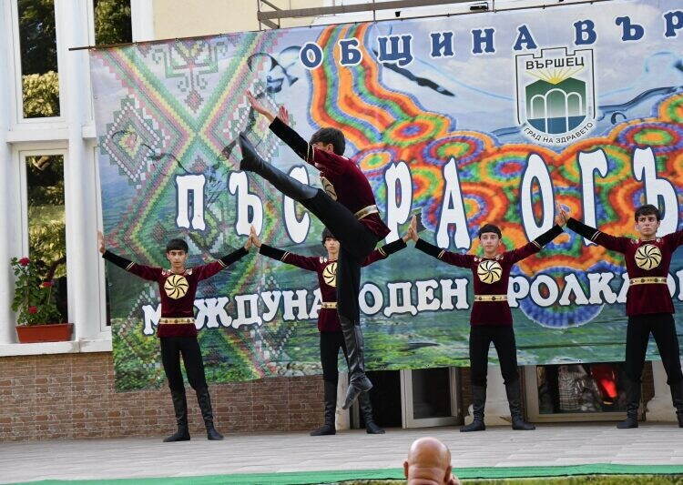 Арменската култура оживя във Вършец с впечатляващ танцов спектакъл /снимки/
