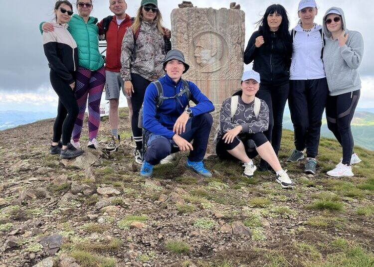 Стотици изкачиха връх Ком в Берковица по стъпките на Иван Вазов /снимки/