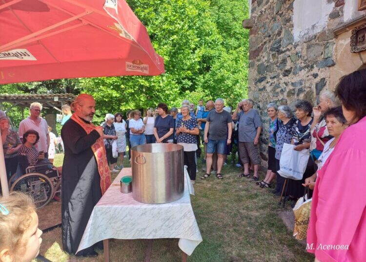 Село Дълги дел отпразнува Петровден с молитва и курбан /снимки/