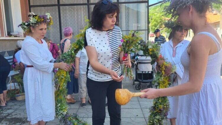 Еньовден в Дълги дел: Венец от билки и ритуали за здраве /снимки/