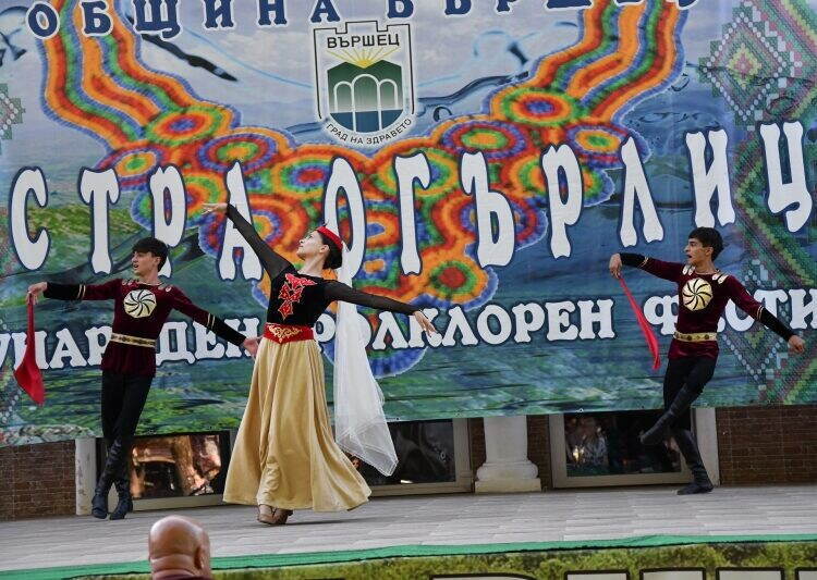 Арменската култура оживя във Вършец с впечатляващ танцов спектакъл /снимки/