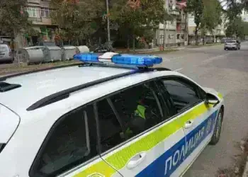 Неправоспособен тийнейджър с мотор в Лом, глобиха него и семейството му
