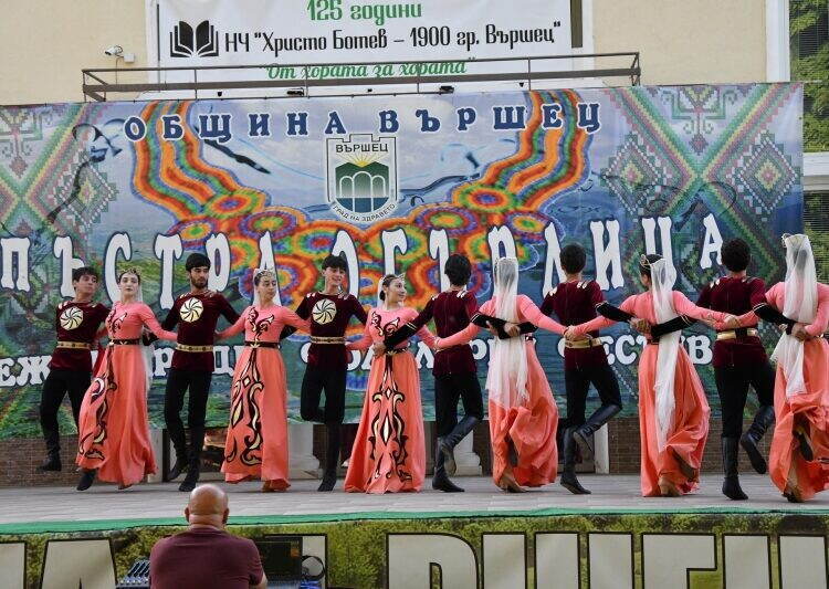 Арменската култура оживя във Вършец с впечатляващ танцов спектакъл /снимки/