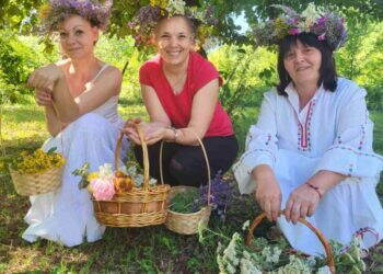 Еньовден в Дълги дел: Венец от билки и ритуали за здраве /снимки/