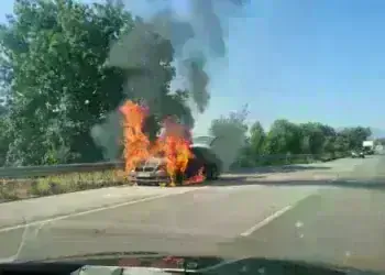 Лек автомобил изгоря напълно край село Благово