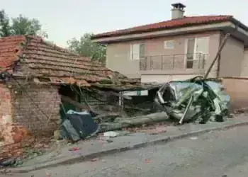 Млад шофьор се вряза в ограда на къща в Монтана, пострада 18-годишен пътник