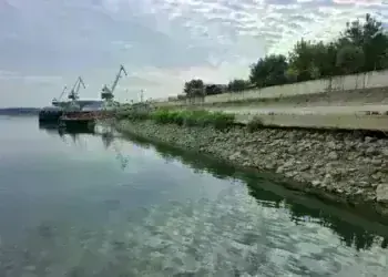 Нивото на Дунав край Лом спада бързо, корабоплаването вече е затруднено