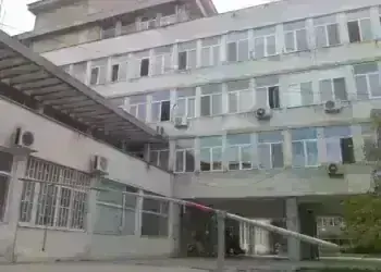 Мъж пребил жена си пред поликлиника в Монтана