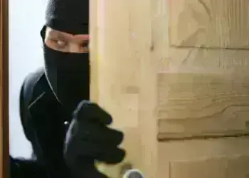 Апаш задигна кутия и парична сума от апартамент в Монтана, извършителят се издирва