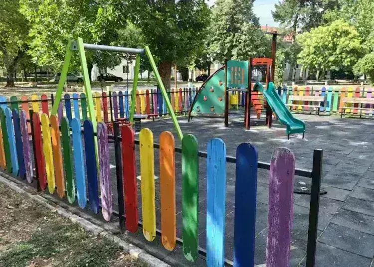 Детската площадка в Попската градина в Монтана с нови уреди за още по-забавни игри