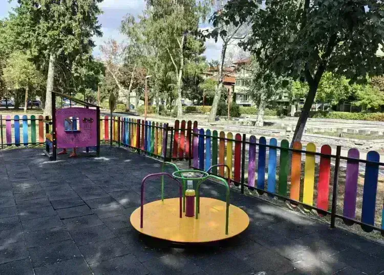 Детската площадка в Попската градина в Монтана с нови уреди за още по-забавни игри