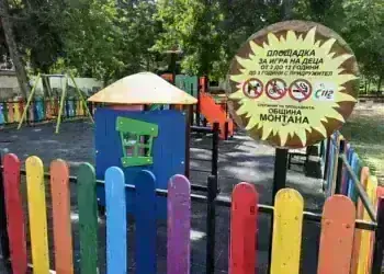 Детската площадка в Попската градина в Монтана с нови уреди за още по-забавни игри